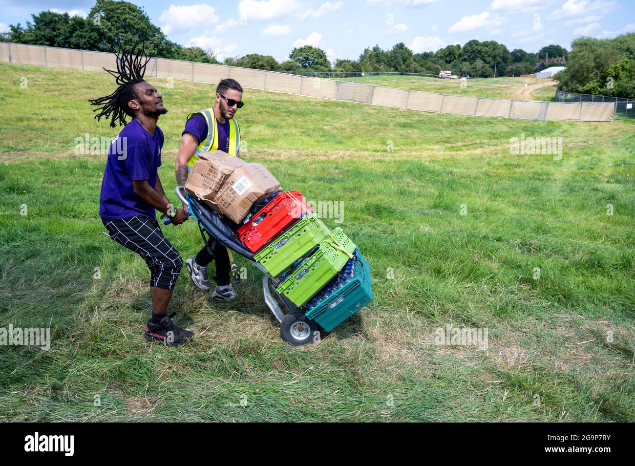 Standon, Hertfordshire, Großbritannien. Juli 2021. Die Leute kommen am Standon Calling Music Festival an, das dieses Wochenende stattfinden soll. Es ist eines der ersten fes Stockfoto