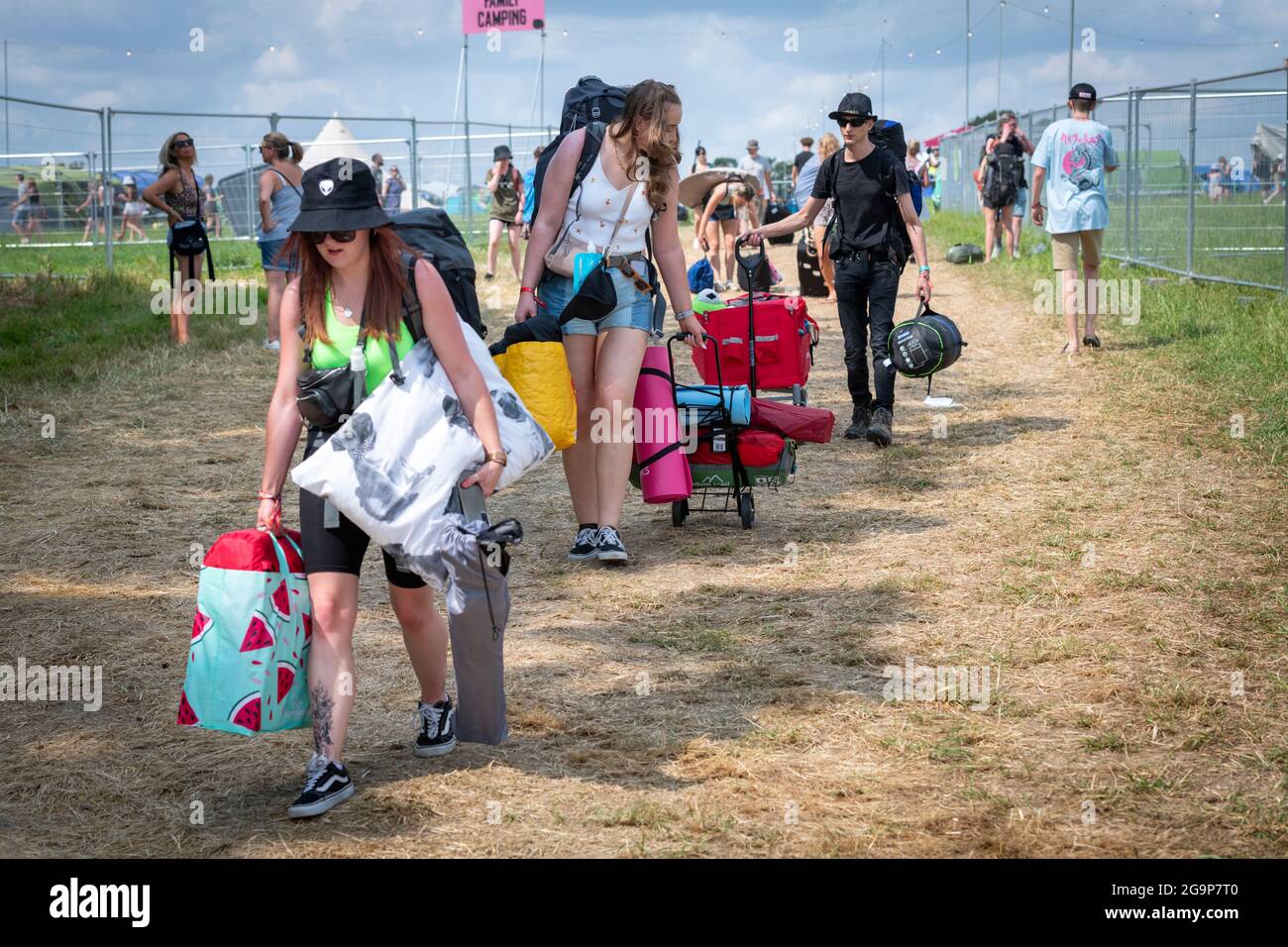 Standon, Hertfordshire, Großbritannien. Juli 2021. Die Leute kommen am Standon Calling Music Festival an, das dieses Wochenende stattfinden soll. Es ist eines der ersten fes Stockfoto