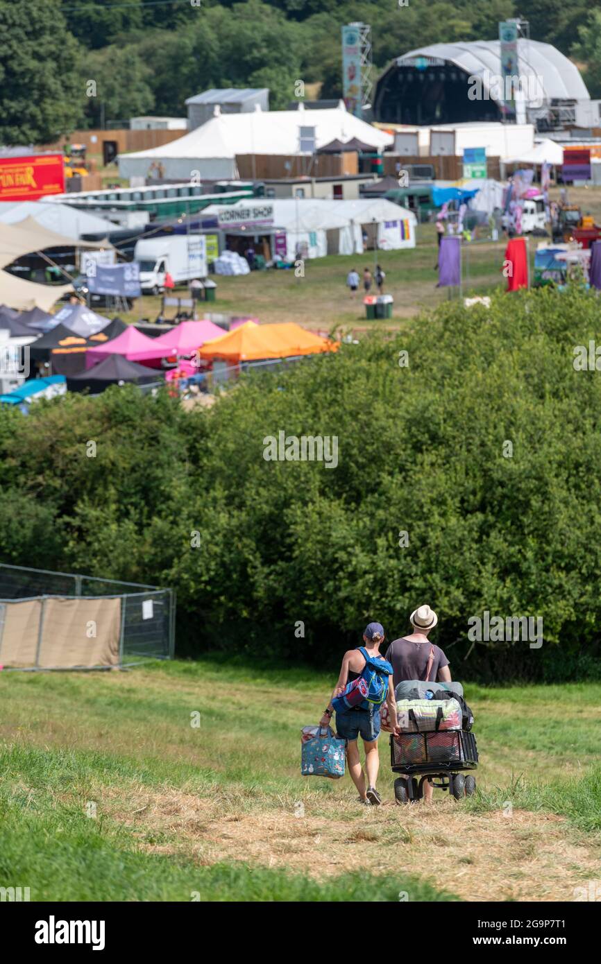 Standon, Hertfordshire, Großbritannien. Juli 2021. Die Leute kommen am Standon Calling Music Festival an, das dieses Wochenende stattfinden soll. Es ist eines der ersten fes Stockfoto