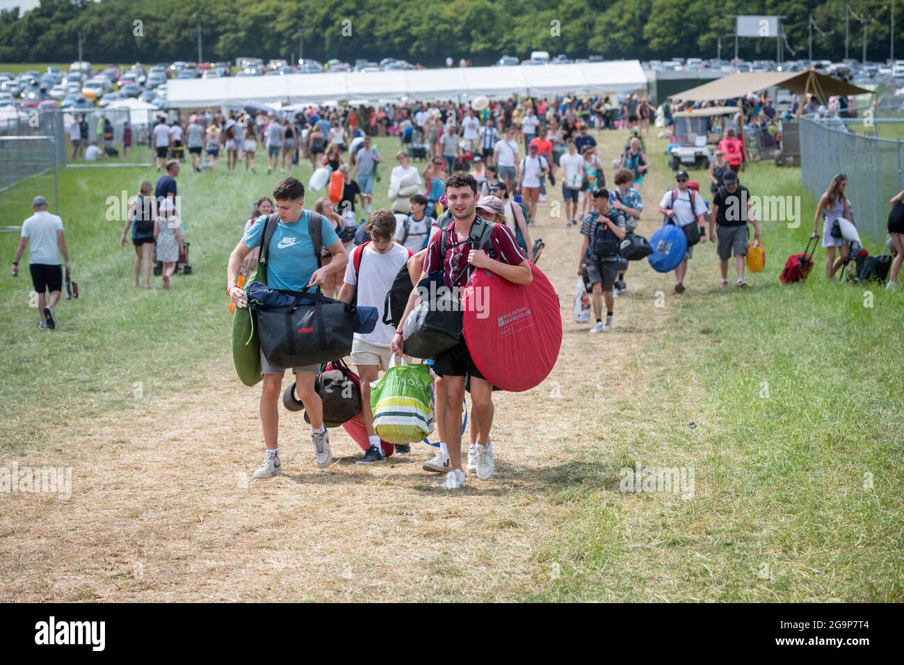 Standon, Hertfordshire, Großbritannien. Juli 2021. Die Leute kommen am Standon Calling Music Festival an, das dieses Wochenende stattfinden soll. Es ist eines der ersten fes Stockfoto