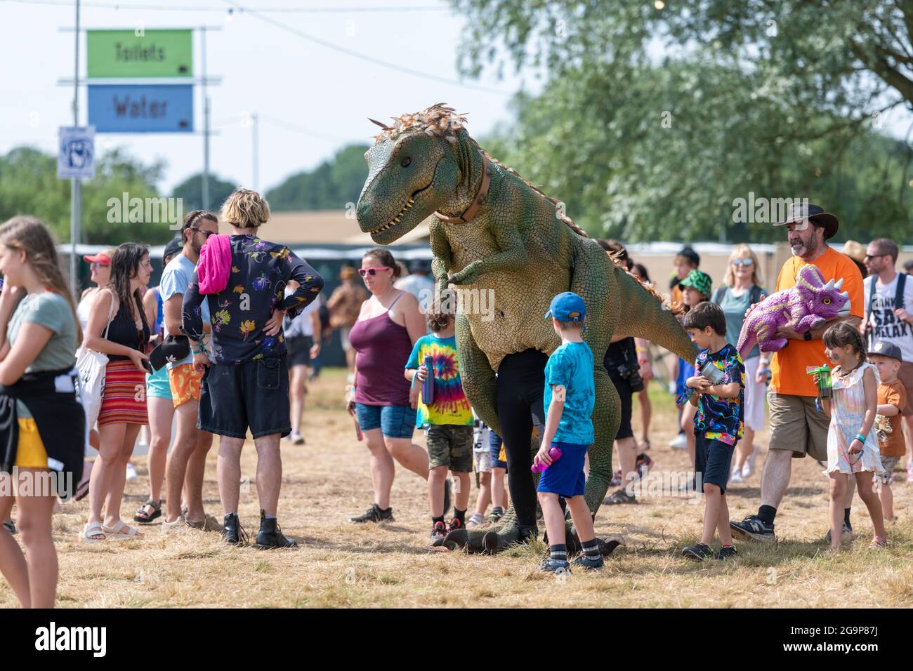 Ein Dinosaurier-Modell und Unterhaltung für Kinder beim Standon Calling Music Festival 2021 Hertfordshire UK Stockfoto
