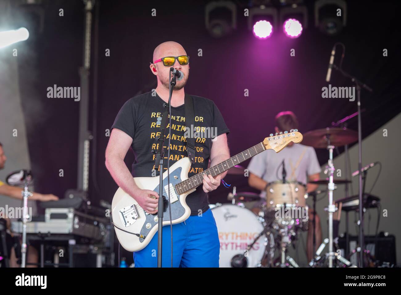 Jonathan Higgs mit der Band Everything Everything Sound beim Standon Calling Music Festival 2021 Hertfordshire UK Stockfoto