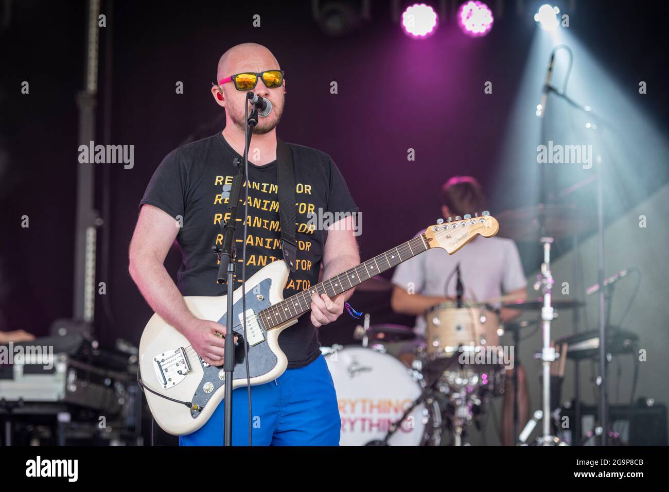 Jonathan Higgs mit der Band Everything Everything Sound beim Standon Calling Music Festival 2021 Hertfordshire UK Stockfoto