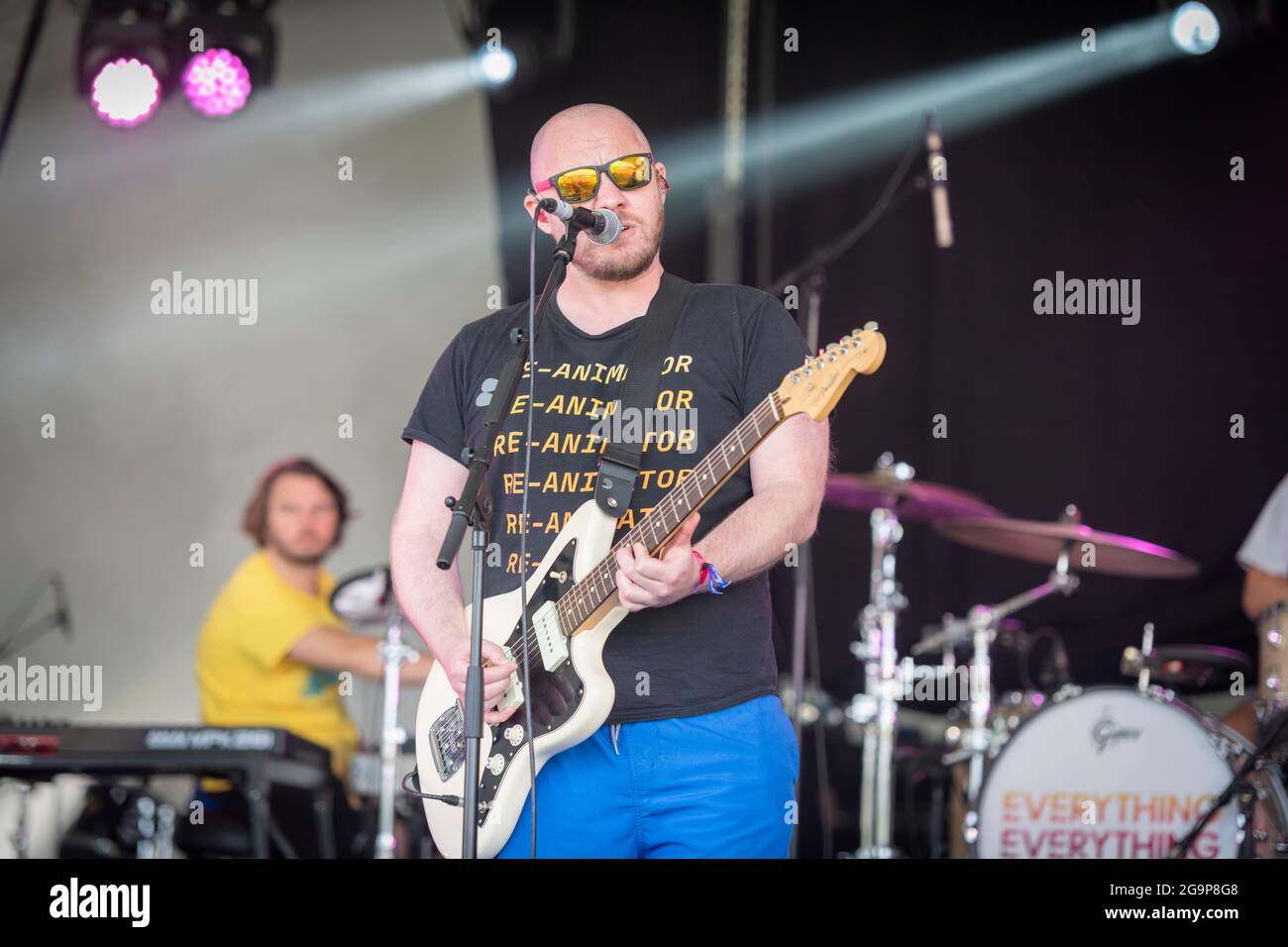 Jonathan Higgs mit der Band Everything Everything Sound beim Standon Calling Music Festival 2021 Hertfordshire UK Stockfoto