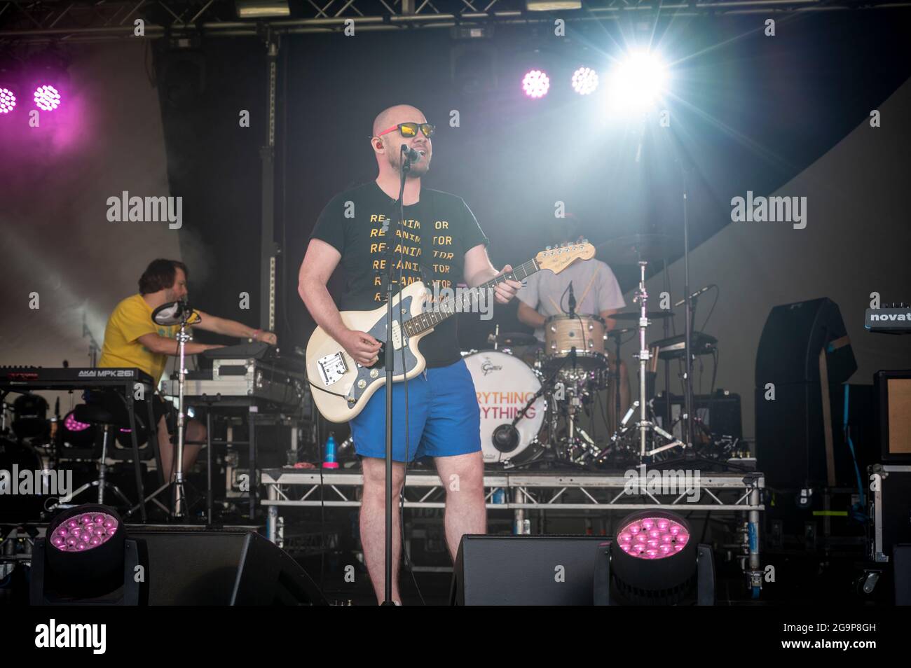 Jonathan Higgs mit der Band Everything Everything Sound beim Standon Calling Music Festival 2021 Hertfordshire UK Stockfoto