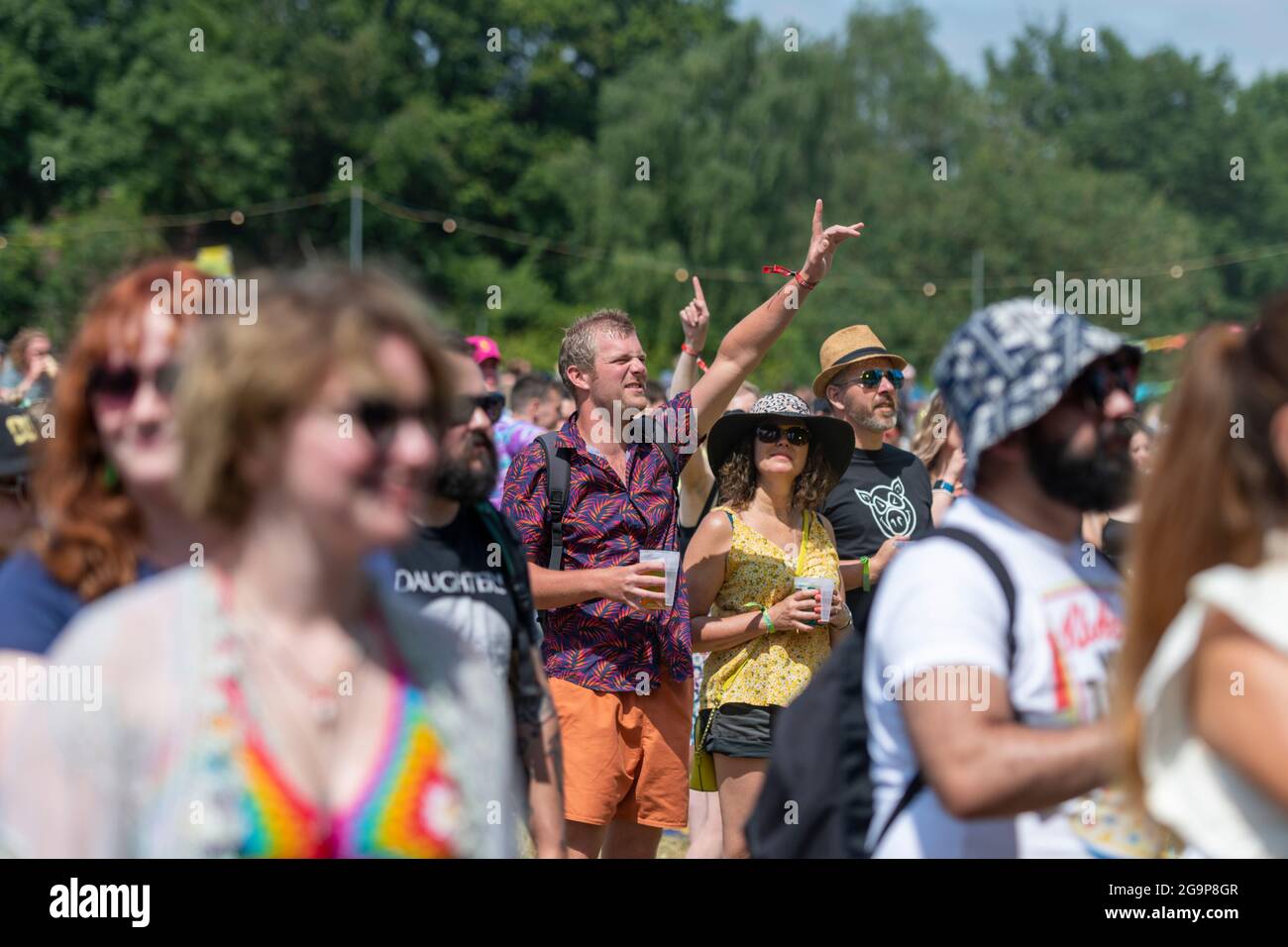 Musikfans beim Standon Calling Music Festival 2021 Hertfordshire UK Stockfoto