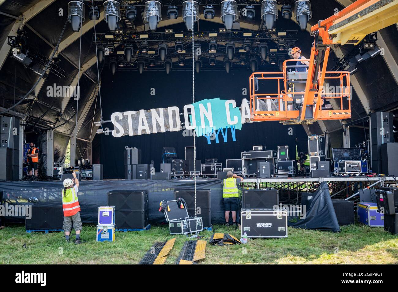 Standon, Hertfordshire, Großbritannien. Juli 2021. Männer installieren das Schild auf der Hauptbühne des Festivals Standon Calling Music, das dieses Wochenende stattfinden soll. I Stockfoto