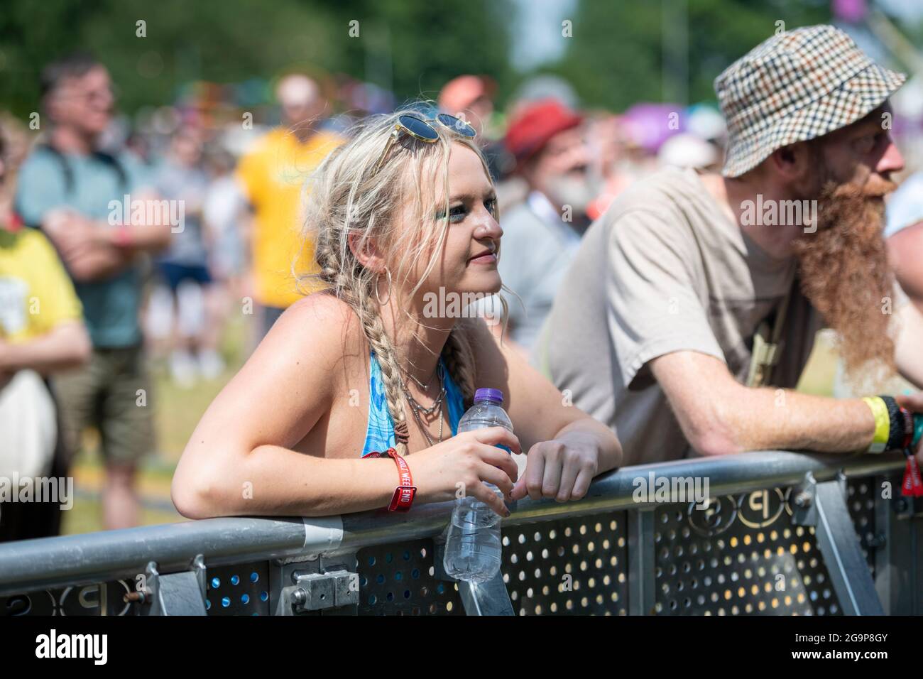 Musikfans beim Standon Calling Music Festival 2021 Hertfordshire UK Stockfoto