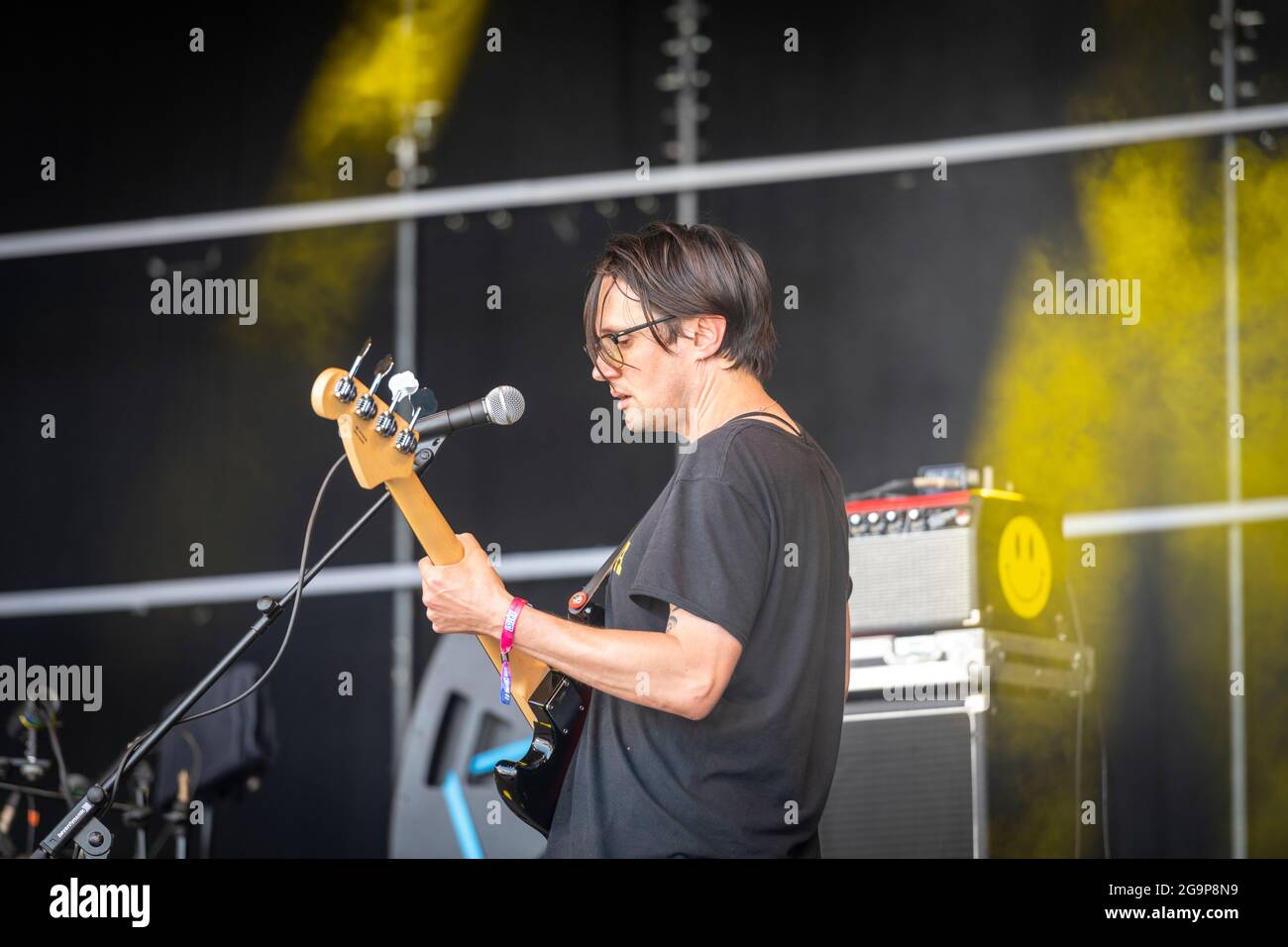 Ryan Needham Bassist mit dem Yard Act bei Standon Calling Festival Hertfordshire UK 2021 Stockfoto