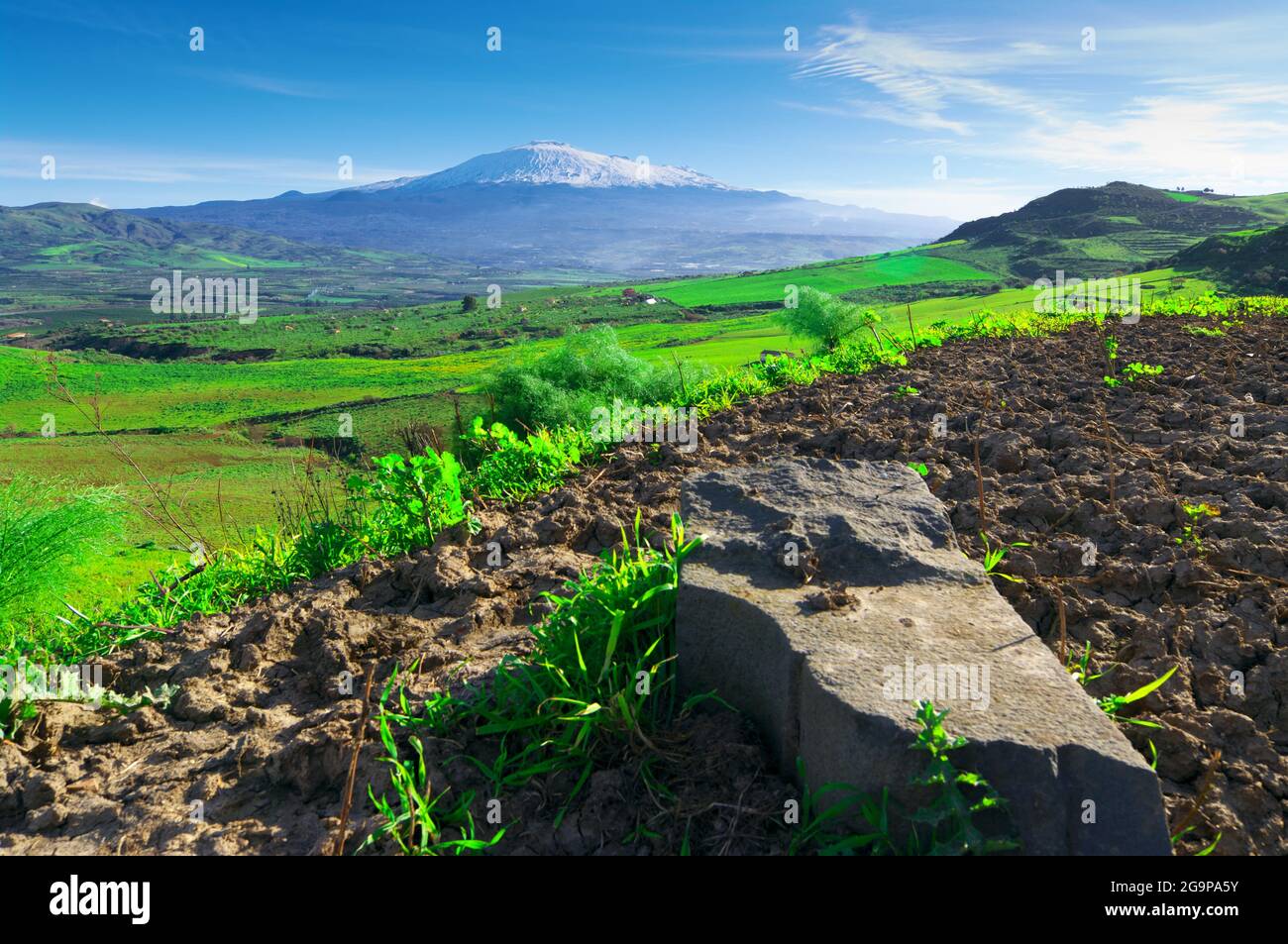 Helle Landschaft von Sizilien mit natürlichen Wahrzeichen Vulkan Ätna Im Winter Stockfoto