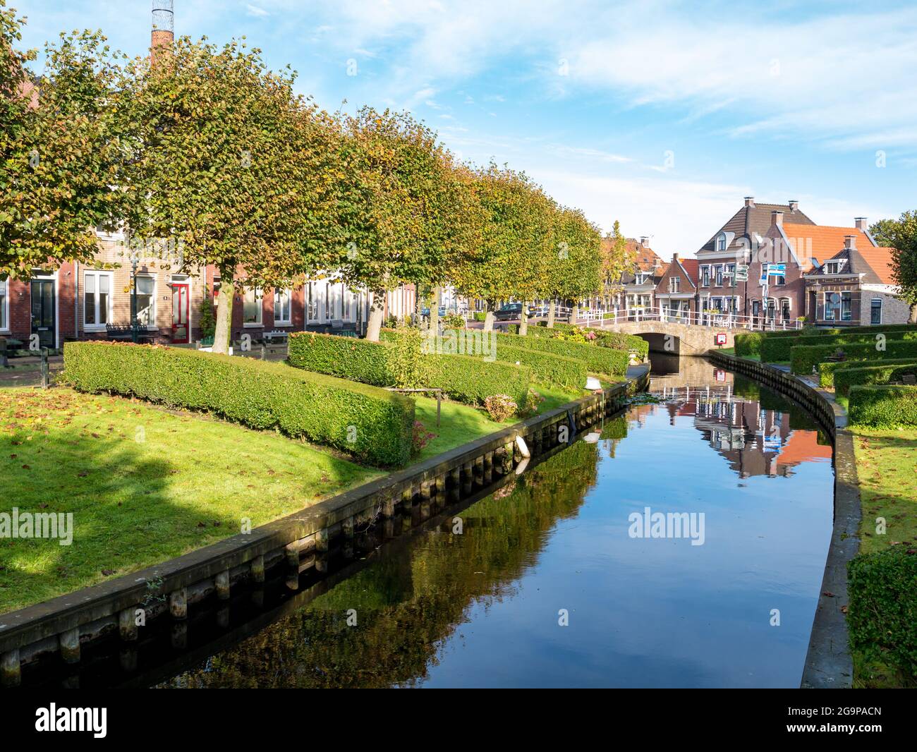 Häuser mit Gärten am Wasser am Kanal Eegracht in der Stadt IJlst