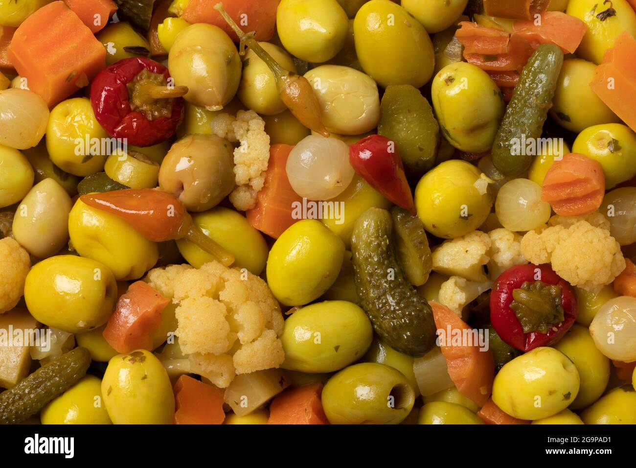 Mischung aus konservierten Oliven und Gemüse schließen Vollformat für einen Snack Stockfoto