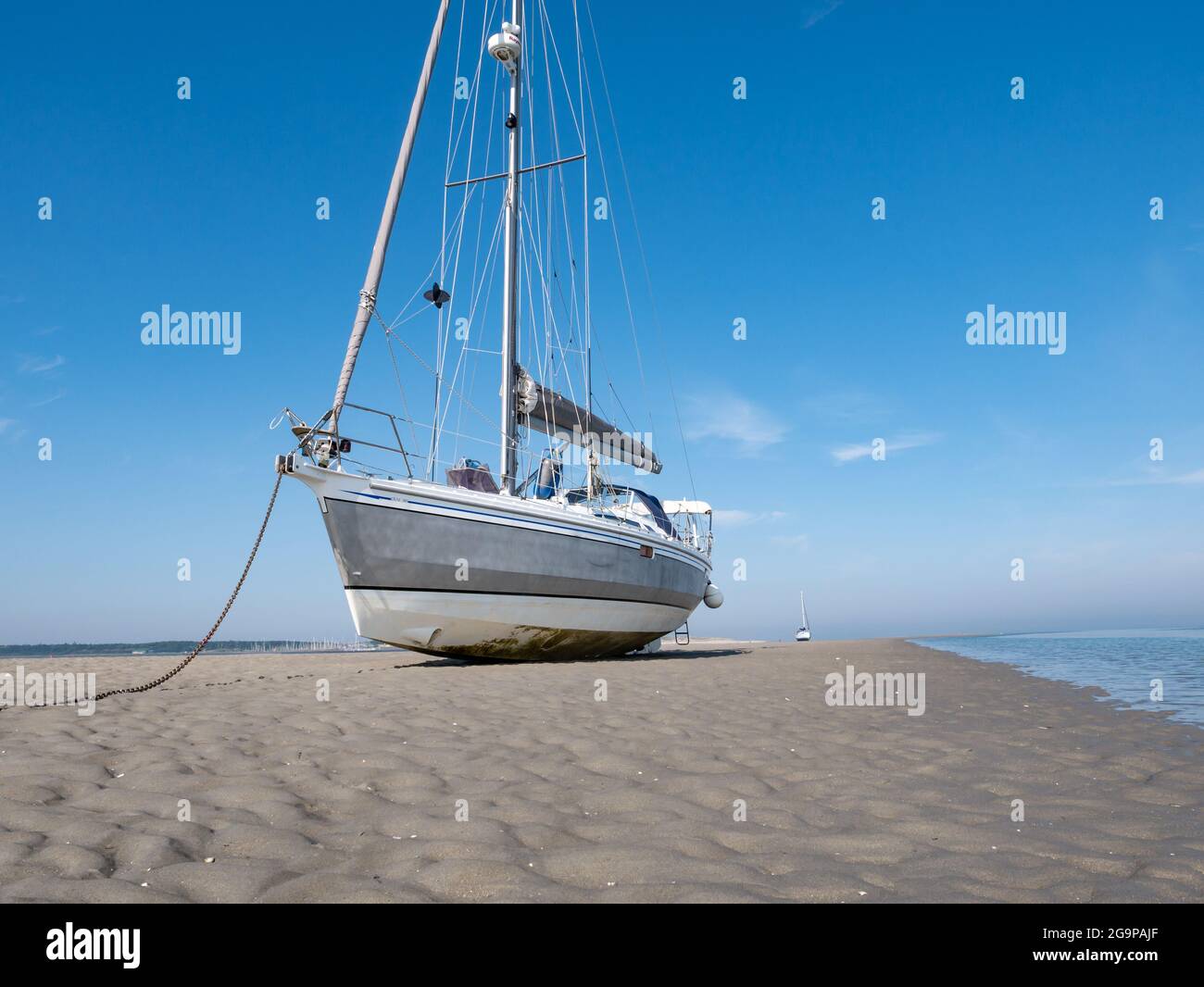Das Segelboot trocknete bei Ebbe im Wattenmeer auf der Insel Richel in der Nähe von Vlieland, Niederlande, auf flachem Sand aus Stockfoto
