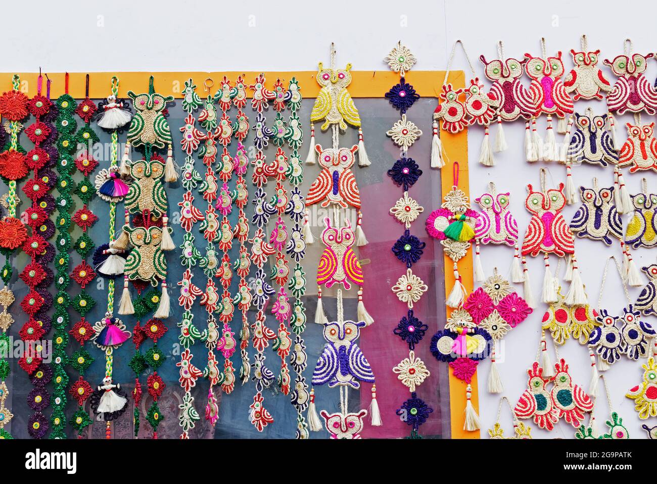 KALKUTTA, WESTBENGALEN, INDIEN - DEZEMBER 12. 2014 : Handgefertigte Jute Kunstwerke, Kunsthandwerk auf während der Handwerksmesse in Kalkutta -größte Handwerksmesse. Stockfoto