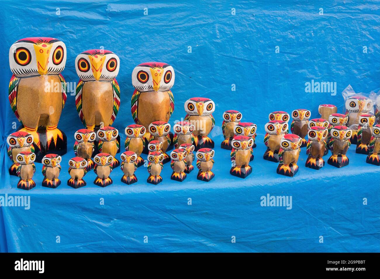 KALKUTTA, WESTBENGALEN, INDIEN - 23. NOVEMBER 2014 : Holzeulen, Kunstwerke des Handwerks, ausgestellt während der Handwerksmesse in Kalkutta - die größte ha Stockfoto