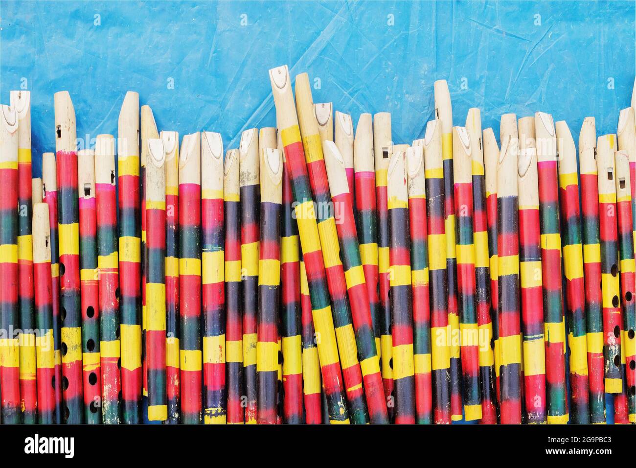 KALKUTTA, WESTBENGALEN, INDIEN - NOVEMBER 23. 2014 : Flöten aus schlankem Bambus, Kunstwerke des Handwerks, ausgestellt während der Handwerksmesse. Stockfoto
