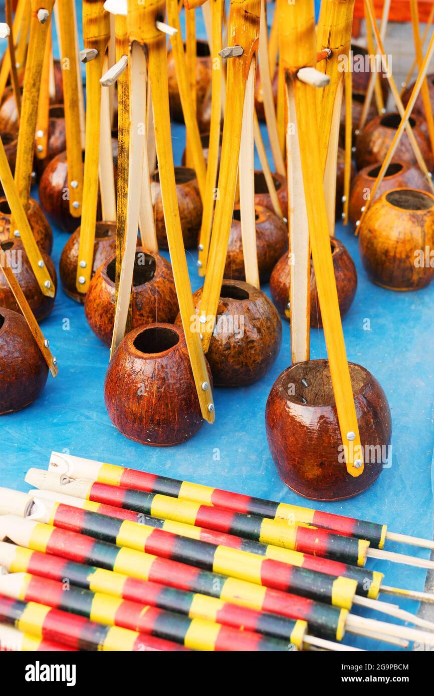 KALKUTTA, WESTBENGALEN, INDIEN - NOVEMBER 23. 2014 : Flöten und Monochorde, Kunstwerke des Handwerks, ausgestellt während der Handwerksmesse in Kalkutta Stockfoto