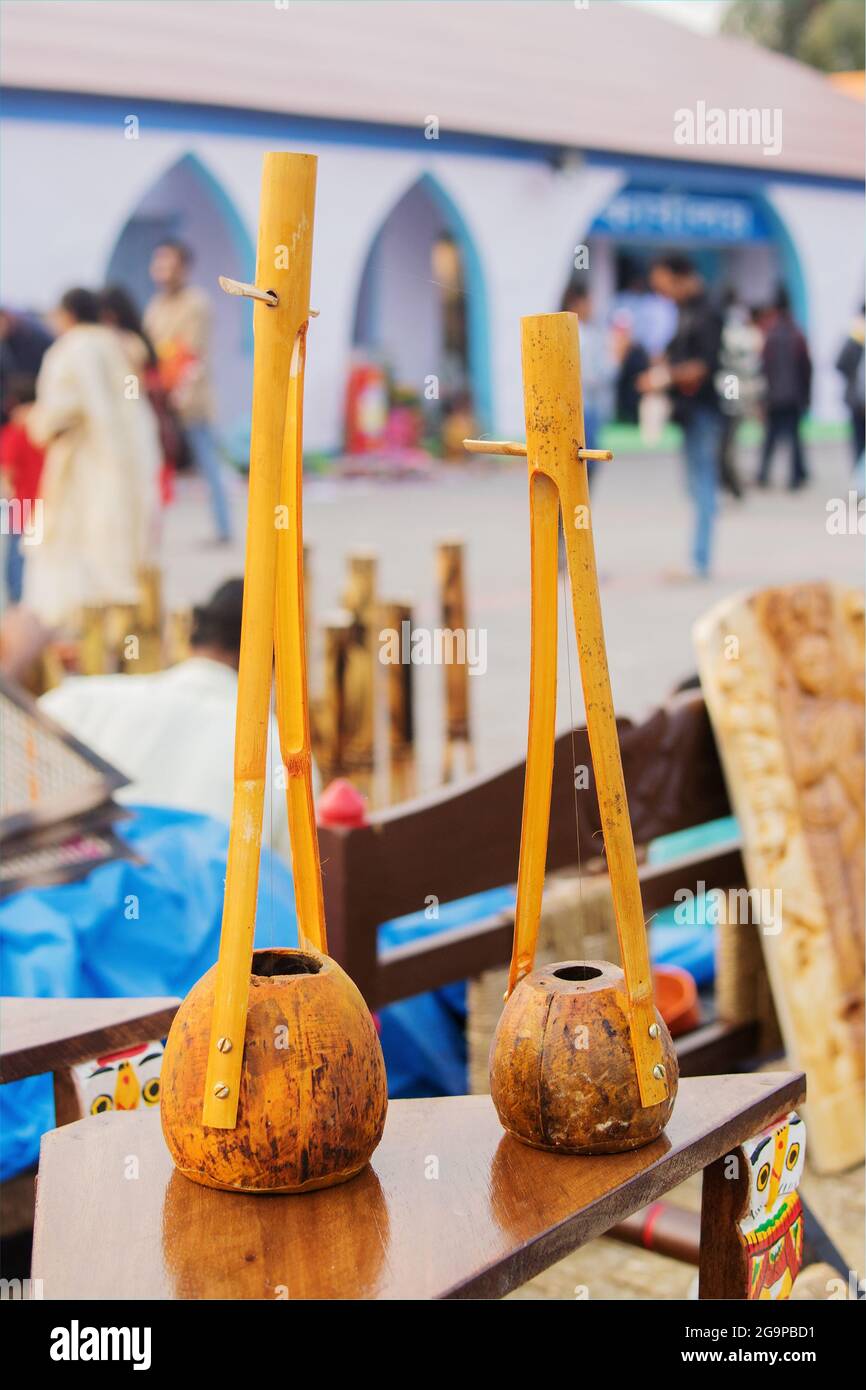 KOLKATA, WESTBENGALEN, INDIEN - NOVEMBER 23. 2014 : Handgemachtes Monochord, ein Musikinstrument, Kunstwerke des Handwerks, auf dem Display Handwerksmesse. Stockfoto