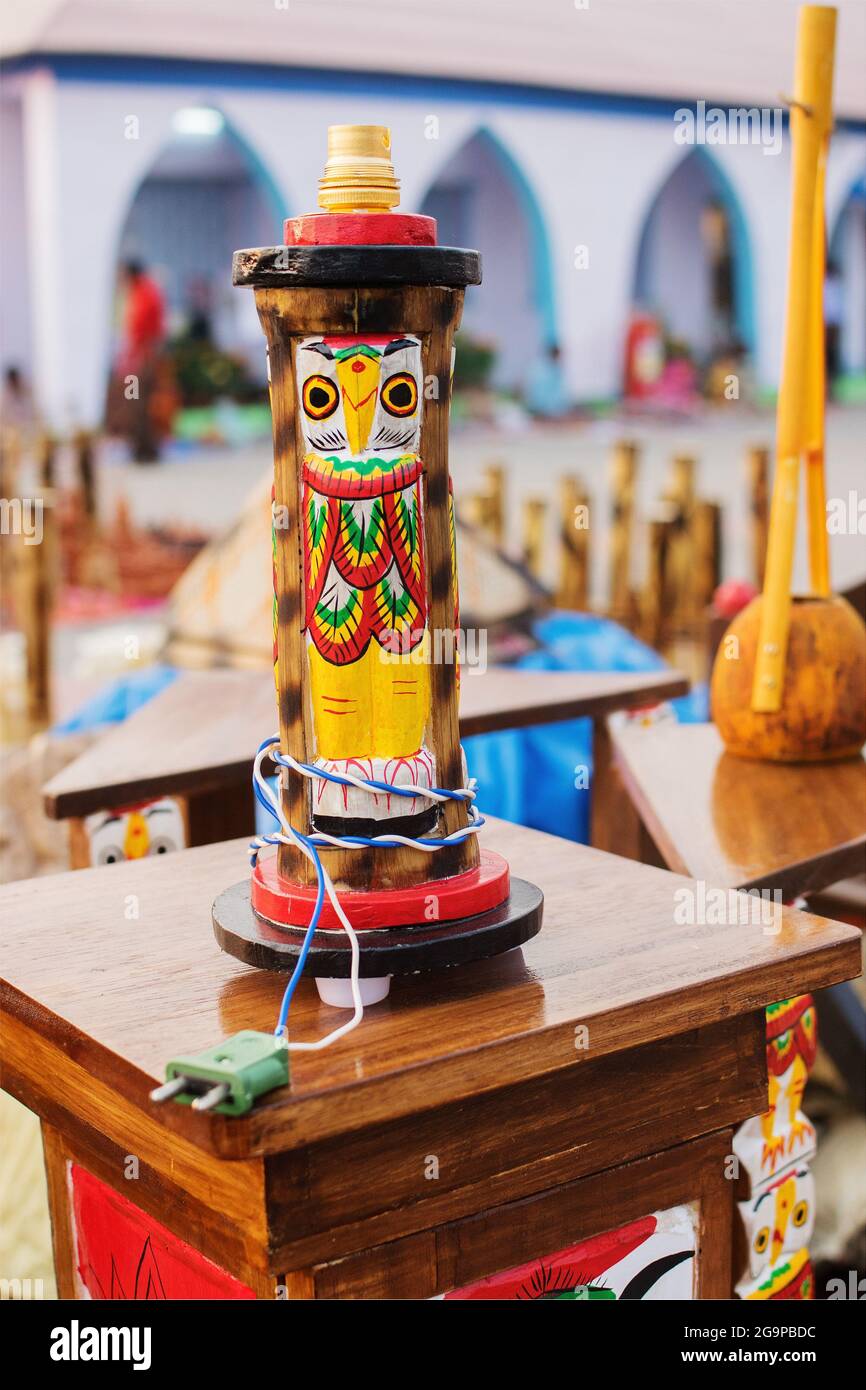 KALKUTTA, WESTBENGALEN, INDIEN - NOVEMBER 23. 2014 : Handgefertigte Tischlampe aus Holz, Kunstwerke des Handwerks, ausgestellt während der Handwerksmesse in Kalkutta Stockfoto