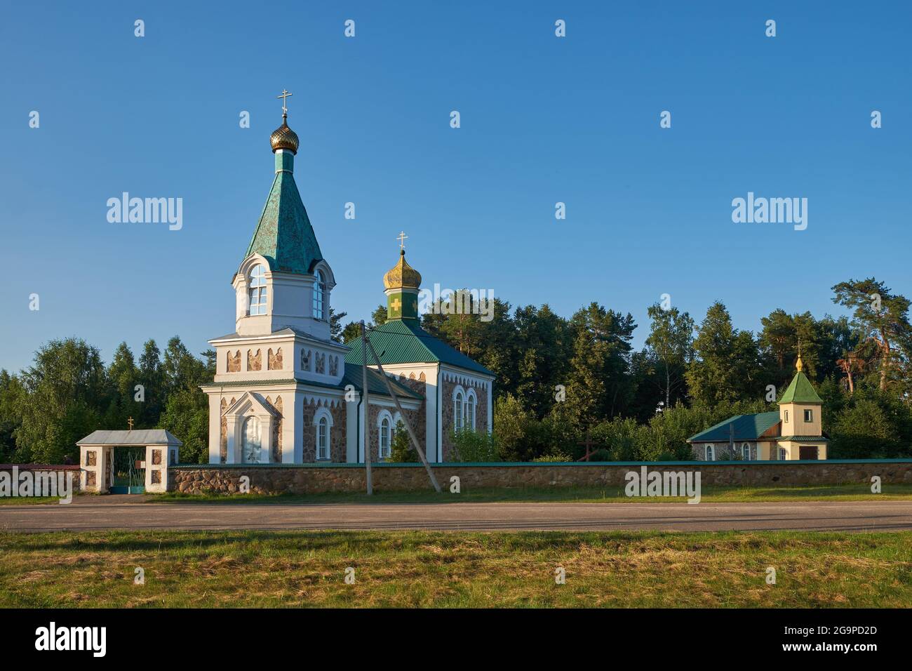 Alte alte alte Peter und Paul Kirche. Kosuta Dorf, Region Minsk, Weißrussland. Stockfoto
