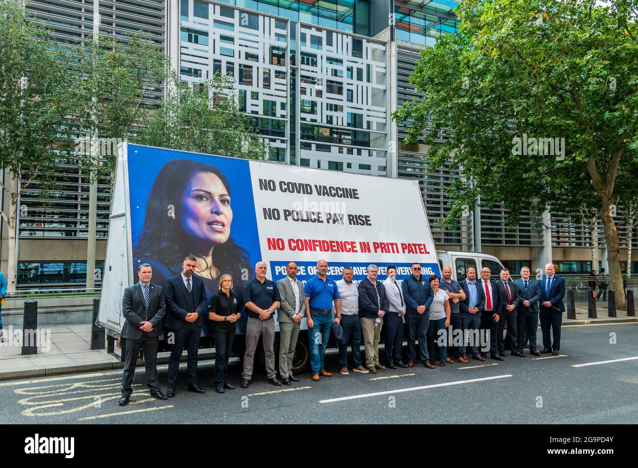 London, Großbritannien. Juli 2021. Außerhalb des Innenministeriums - die Polizei protestiert gegen Bezahlung und mangelndes Vertrauen in Priti Patel in Westminster. Sie behaupten, dass sie keinen Vorabzugang zum Covid-Impfstoff erhalten haben und dass sie keine Lohnerhöhung hatten. Ein Werbewagen fährt mit dem Slogan „Polizeibeamte haben alles gegeben“ durch westminster. Wieder einmal hast du uns nichts gegeben' #fairpayforpoliy. Kredit: Guy Bell/Alamy Live Nachrichten Stockfoto