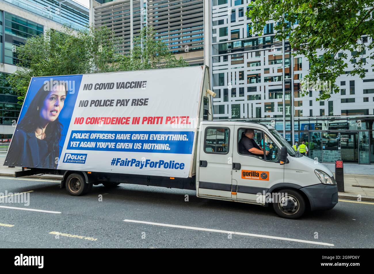 London, Großbritannien. Juli 2021. Außerhalb des Innenministeriums - die Polizei protestiert gegen Bezahlung und mangelndes Vertrauen in Priti Patel in Westminster. Sie behaupten, dass sie keinen Vorabzugang zum Covid-Impfstoff erhalten haben und dass sie keine Lohnerhöhung hatten. Ein Werbewagen fährt mit dem Slogan „Polizeibeamte haben alles gegeben“ durch westminster. Wieder einmal hast du uns nichts gegeben' #fairpayforpoliy. Kredit: Guy Bell/Alamy Live Nachrichten Stockfoto