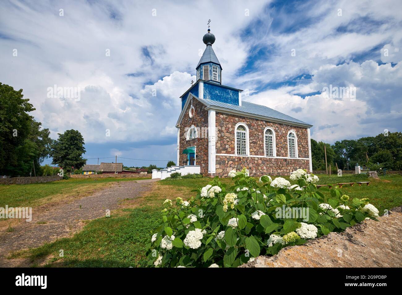 Die alte altertümliche orthodoxe Kirche der Fürbitte der seligen Jungfrau Maria, Beniza, Weißrussland. Stockfoto