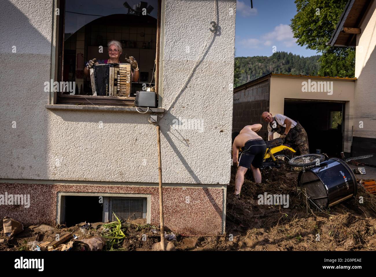 Flutkatastrophe auf der Ahr, wie hier in Insul in Rheinland-Pfalz in Deutschland zu sehen. Die Stadt und das gesamte Ahrtal wurden sehr stark beschädigt. Freiwillige und Hilfsorganisationen sind seit Tagen mit der Aufräumarbeit beschäftigt, die über Monate und Jahre andauern wird. Stockfoto
