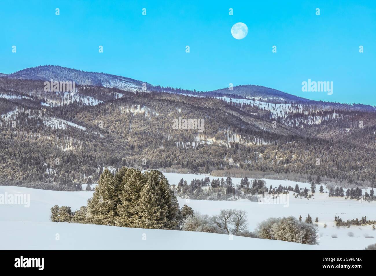 Mond über der Granat Angebot im Winter in der Nähe von Helmville, Montana Stockfoto