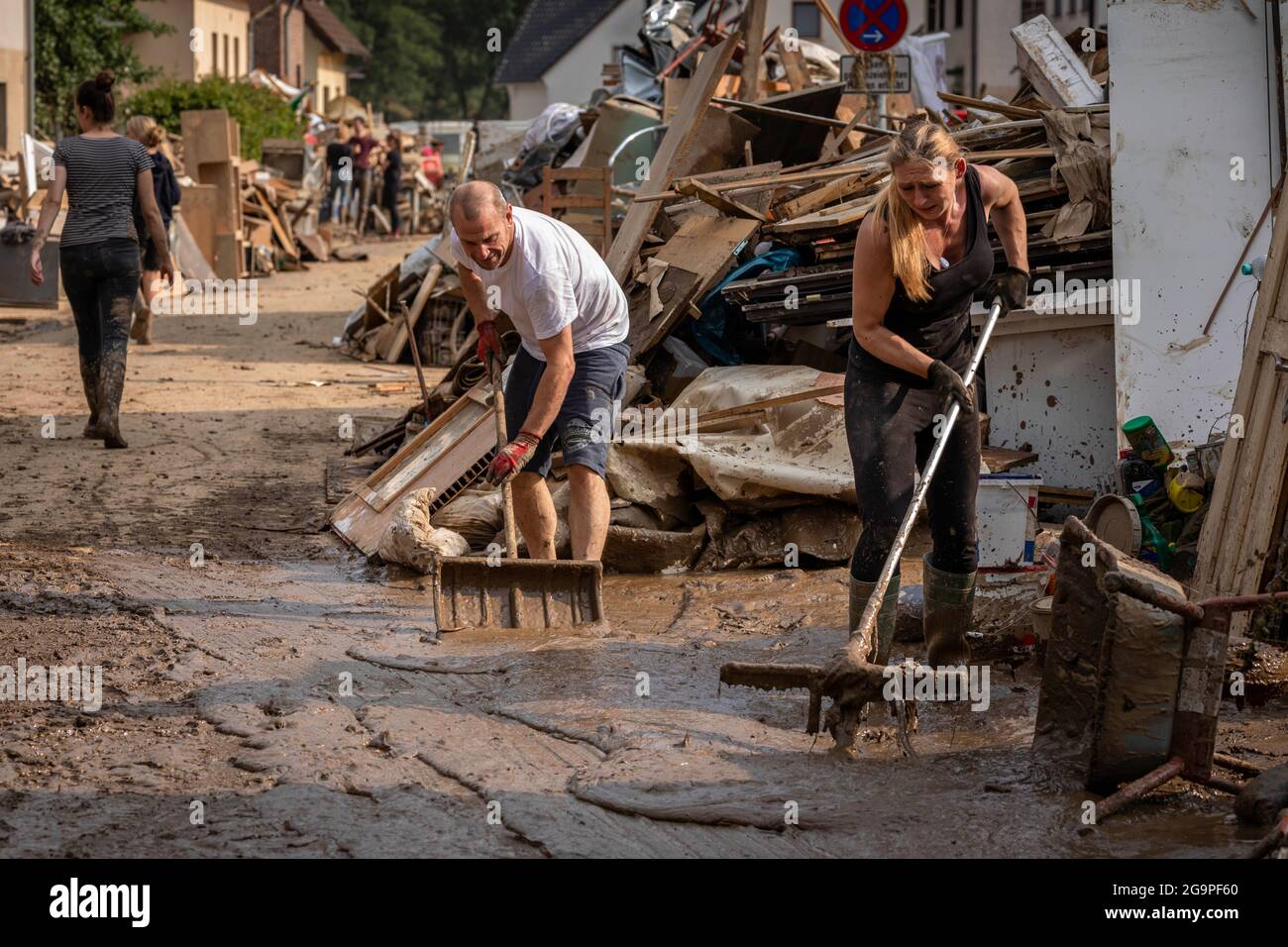 Flutkatastrophe auf der Ahr, wie hier in Ahrbrück in Rheinland-Pfalz in Deutschland zu sehen. Die Stadt und das gesamte Ahrtal wurden sehr stark beschädigt. Freiwillige und Hilfsorganisationen sind seit Tagen mit der Aufräumarbeit beschäftigt, die über Monate und Jahre andauern wird. Stockfoto
