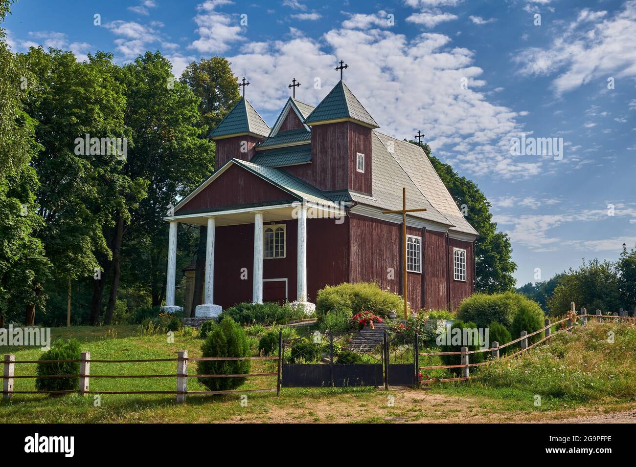 Alte alte hölzerne katholische Kirche der seligen Jungfrau Maria in Cholchlowo, Molodetschno Bezirk, Minsk Gebiet, Weißrussland. Stockfoto