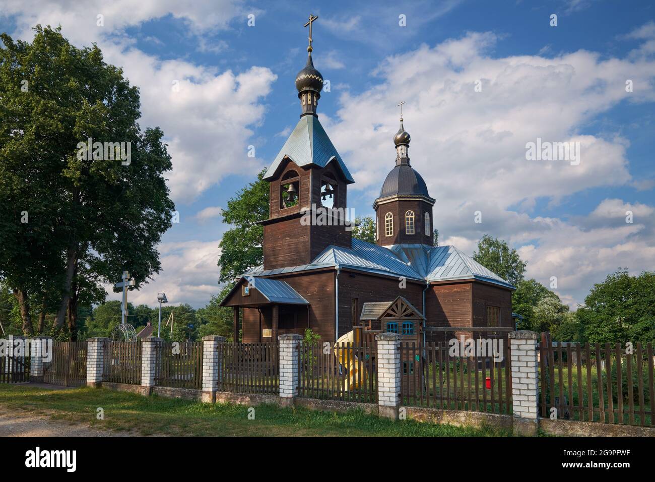 Alte alte alte hölzerne Kirche der Heiligen Dreifaltigkeit in Kiewez, Woloschin Bezirk, Minsk Gebiet, Weißrussland. Stockfoto