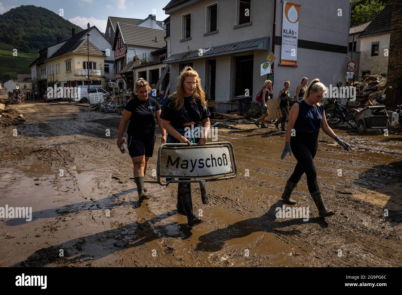 Flutkatastrophe auf der Ahr, wie hier in Mayschoss in Rheinland-Pfalz in Deutschland zu sehen. Die Stadt und das gesamte Ahrtal wurden sehr stark beschädigt. Freiwillige und Hilfsorganisationen sind seit Tagen mit der Aufräumarbeit beschäftigt, die über Monate und Jahre andauern wird. Stockfoto