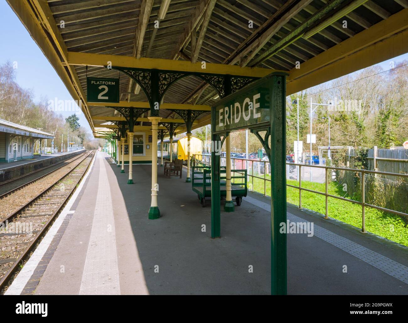 Die historische Bahnsteigseite der Eredge Station in East Sussex, UK, Teil der Spa Valley Heritage Railway. Stockfoto