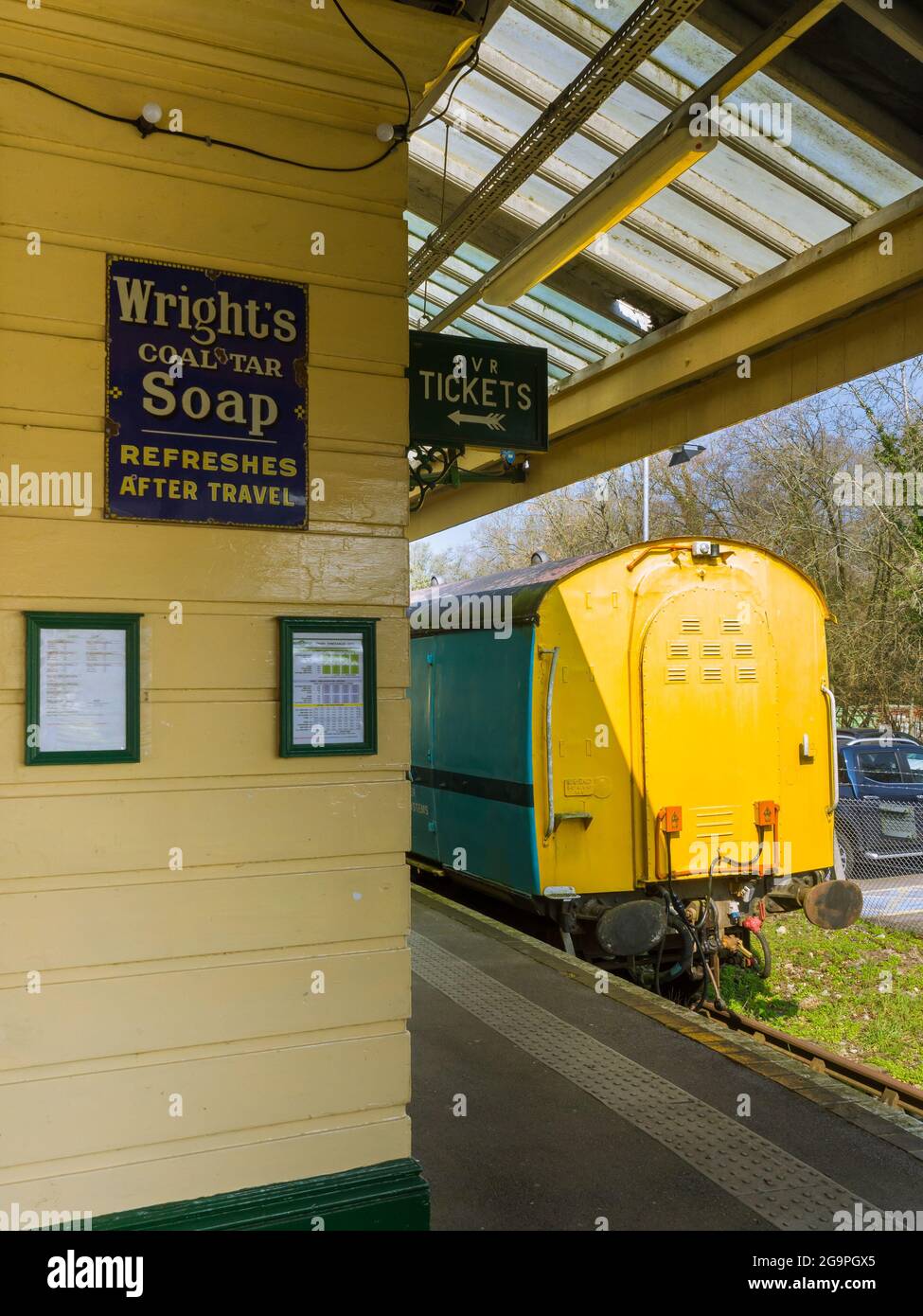 Wrights Coal Tar Soap Emailleschild auf der Seite der historischen Plattform von Eridge Station in East Sussex, UK, Teil der Spa Valley Heritage Railway. Stockfoto