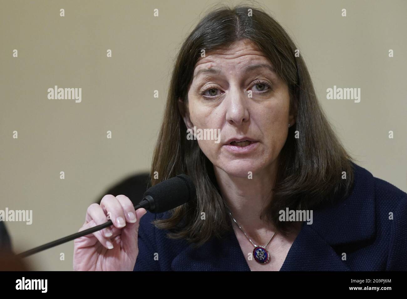 Washington, Usa. Juli 2021. Die Rep. Elaine Luria, D-VA., spricht während der Anhörung des Auswahlausschusses des Repräsentantenhauses zum Angriff auf das US-Kapitol vom 6. Januar im Bürogebäude des Canon-Hauses in Washington, DC am Dienstag, dem 27. Juli 2021. Etwa 140 Polizisten wurden verletzt, als sie von den Anhängern des ehemaligen Präsidenten Donald Trump mit Füßen getreten wurden, die die Präsidentschaftswahlen 2020 stürzen wollten. Fünf Menschen starben. Pool Foto von Andrew Harnik/UPI Kredit: UPI/Alamy Live Nachrichten Stockfoto