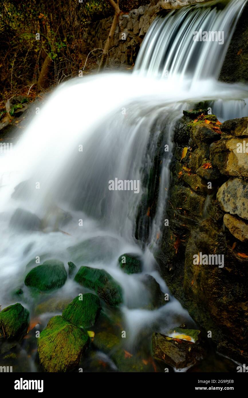 Wasserfall von fließendem Wasser aus Bach oder Bach mit Fall Herbstlaub Stockfoto