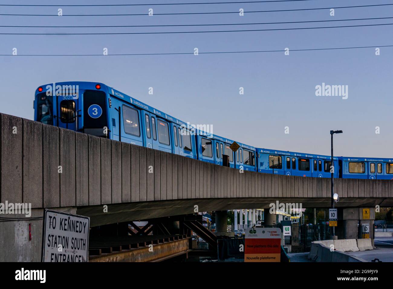 Toronto, Kanada, Oktober 2020 - Blue Scarborough Rapid Transit fährt über die Hochbahn in den Kennedy-Bahnhof ein Stockfoto