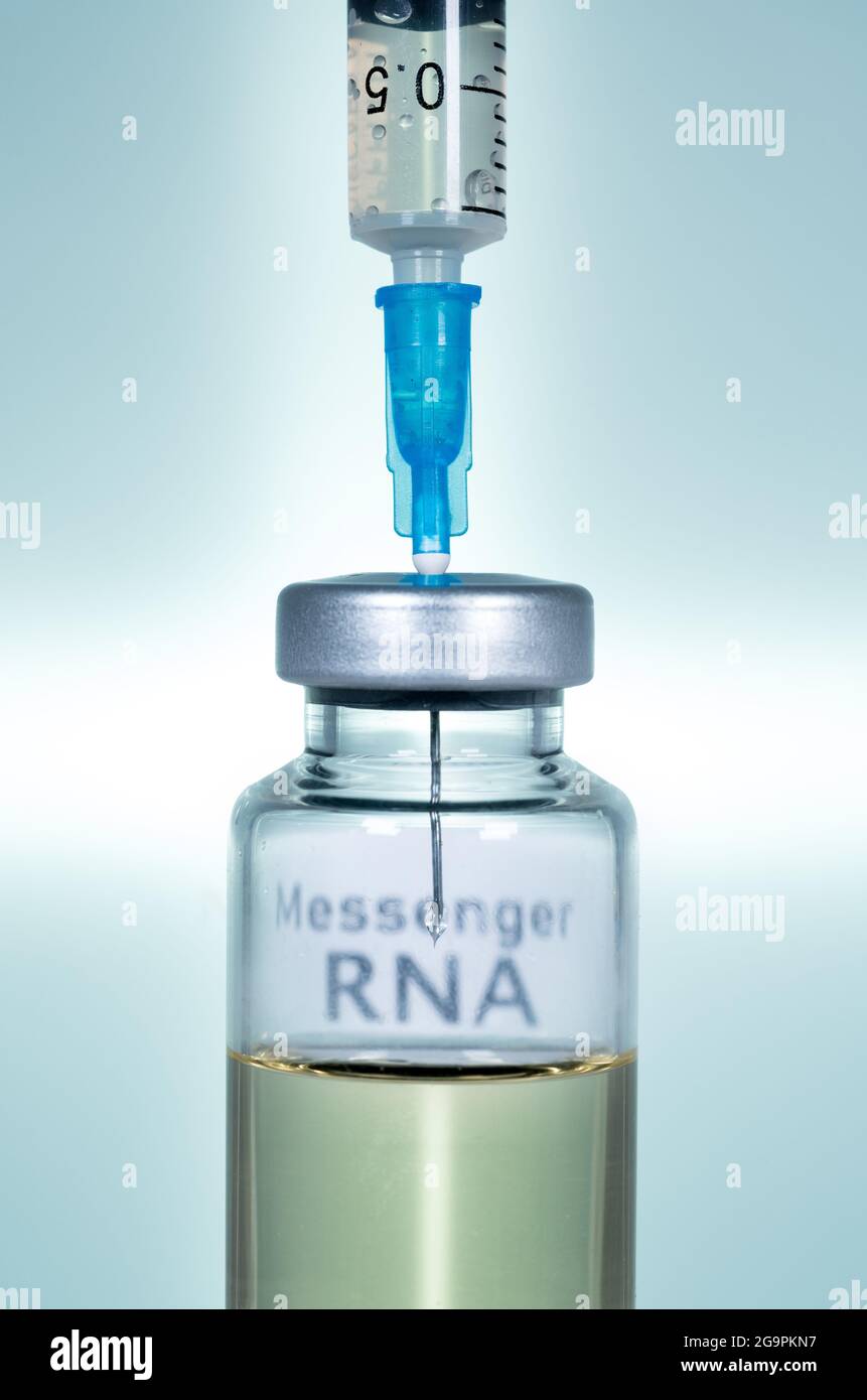 Makro einer hypodermischen Spritze oder Nadel, die mit mRNA-Impfstoff aus der Flasche vor blauem Hintergrund gefüllt wird Stockfoto