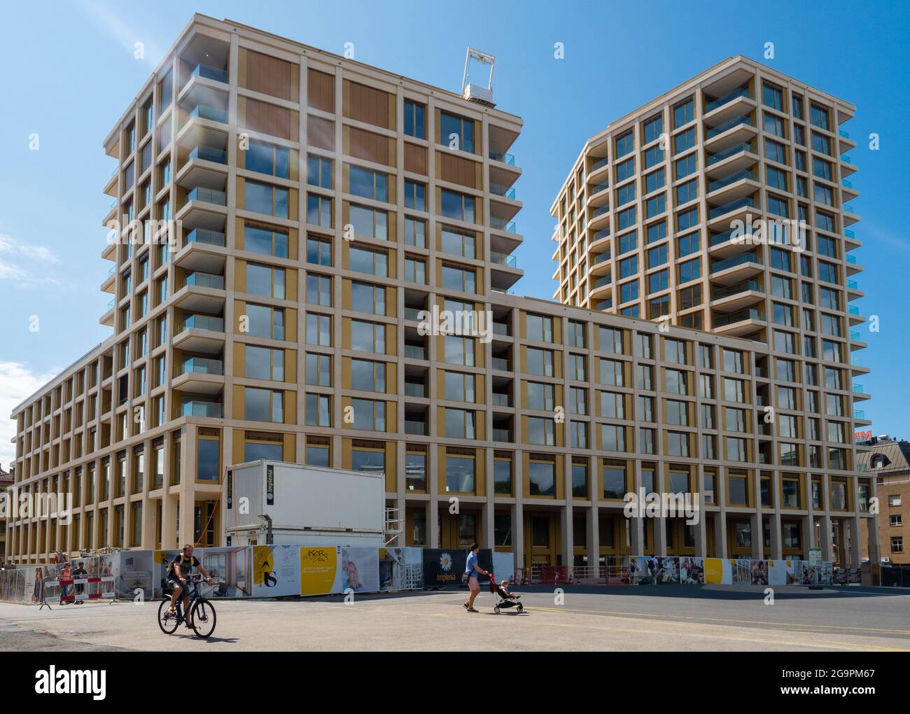 Morges, Schweiz - 11. Juli 2021: Moderne Architektur rund um den Bahnhof Stockfoto