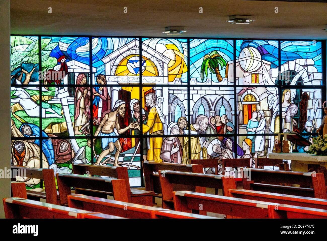 Glasmalerei in der Kirche San Pietro Apostolo, Pescara, Italien Stockfoto