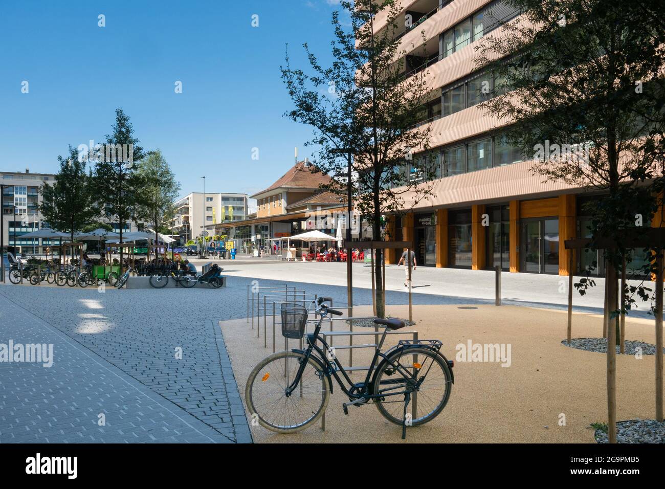 Morges, Schweiz - 11. Juli 2021: Moderne Architektur rund um den Bahnhof Stockfoto