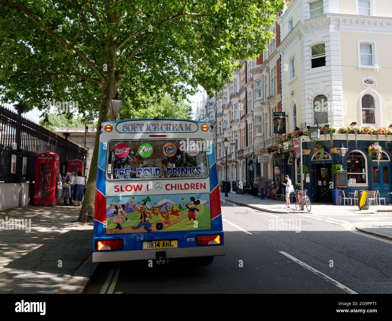 London, Greater London, England, 17 2021. Juli: Eiswagen und Telefonzellen in der Great Russell Street gegenüber dem öffentlichen Haus von Greene King. Stockfoto