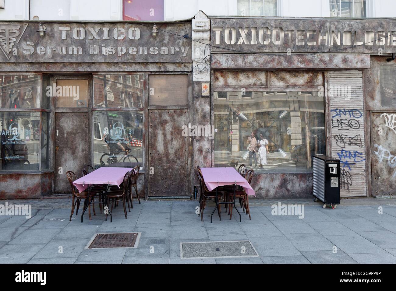 London, Greater London, England, Juli 17 2021: Toxico Serum Dispensary Theaterkomplex für immersive und erlebnisorientierte Theater verwendet Stockfoto