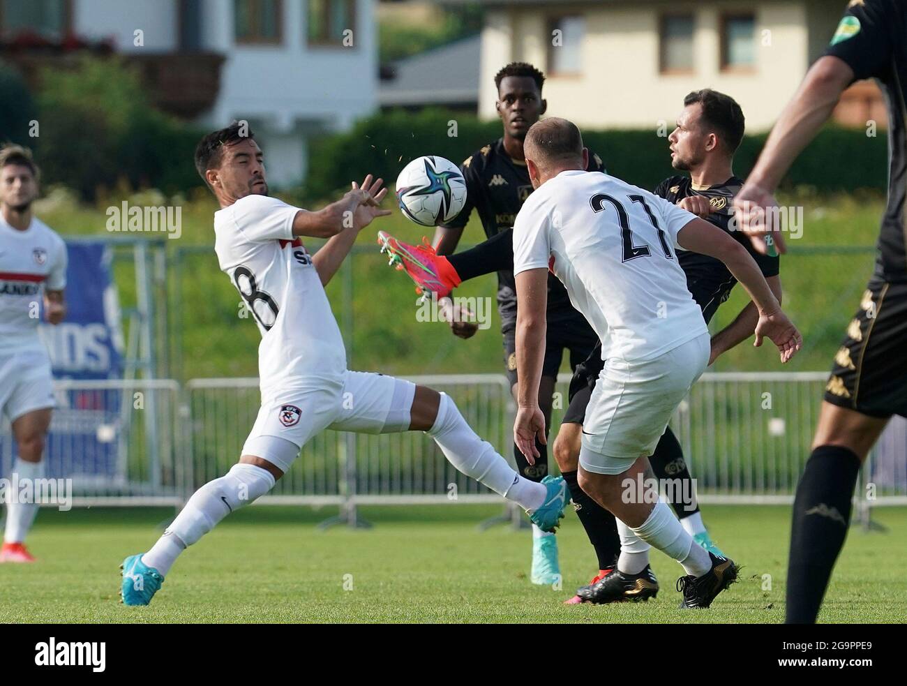 07/27/2021, Koasastadion, St. Johann, Testspiel 1.FSV FSV FSV Mainz 05 gegen Gaziantep FK, im Bild Furkan Soyalp (Gaziantep), Dogan Erdogan (Gaziantep), Kevin Stoger (FSV FSV Mainz 05) Stockfoto