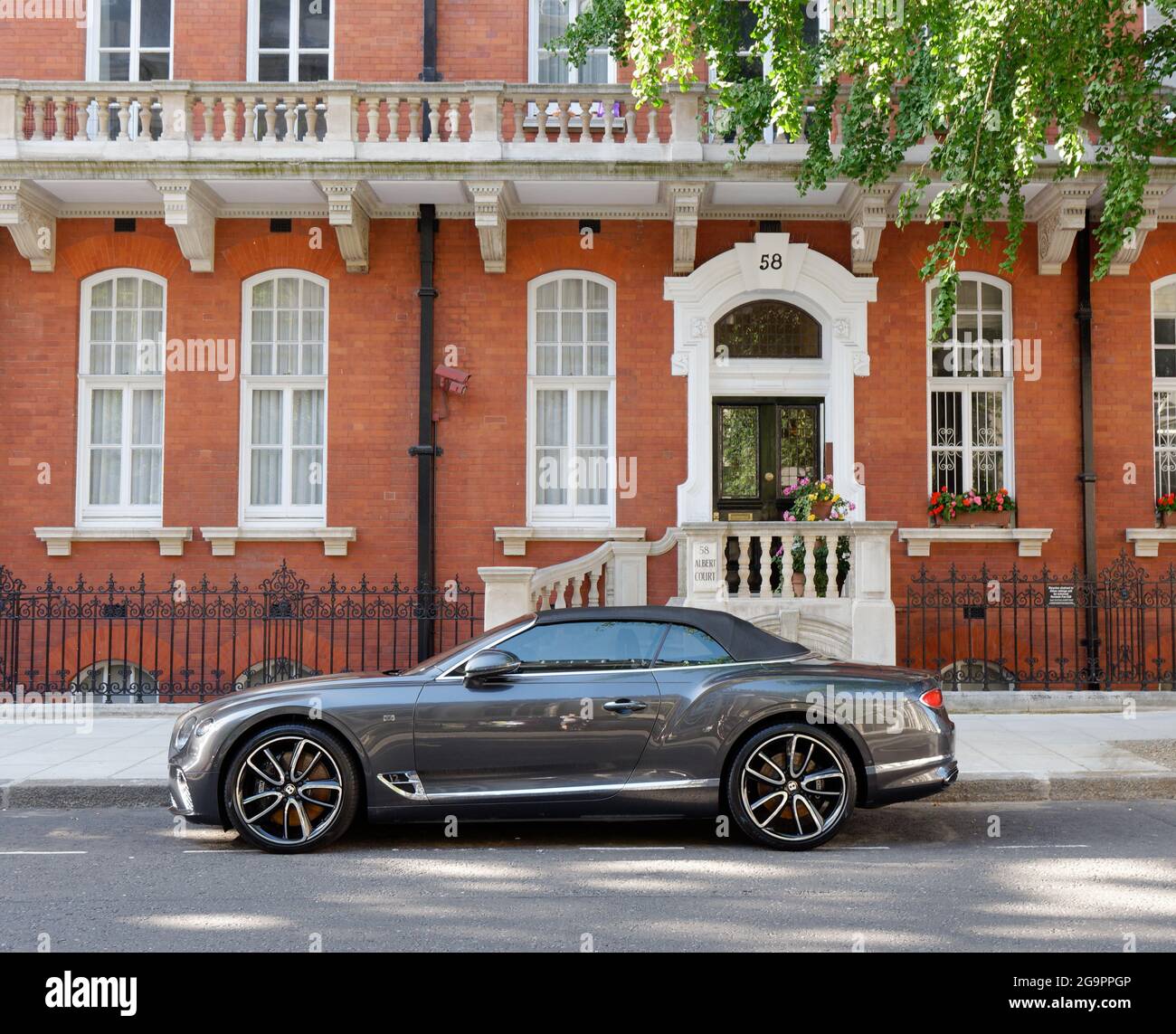 London, Greater London, England, Juli 17 2021: Cabriolet-Luxusauto auf der Prince Consort Road in South Kensington vor einem eleganten Anwesen. Stockfoto