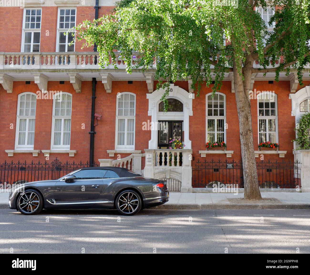 London, Greater London, England, Juli 17 2021: Cabriolet-Luxusauto auf der Prince Consort Road in South Kensington vor einem eleganten Anwesen. Stockfoto