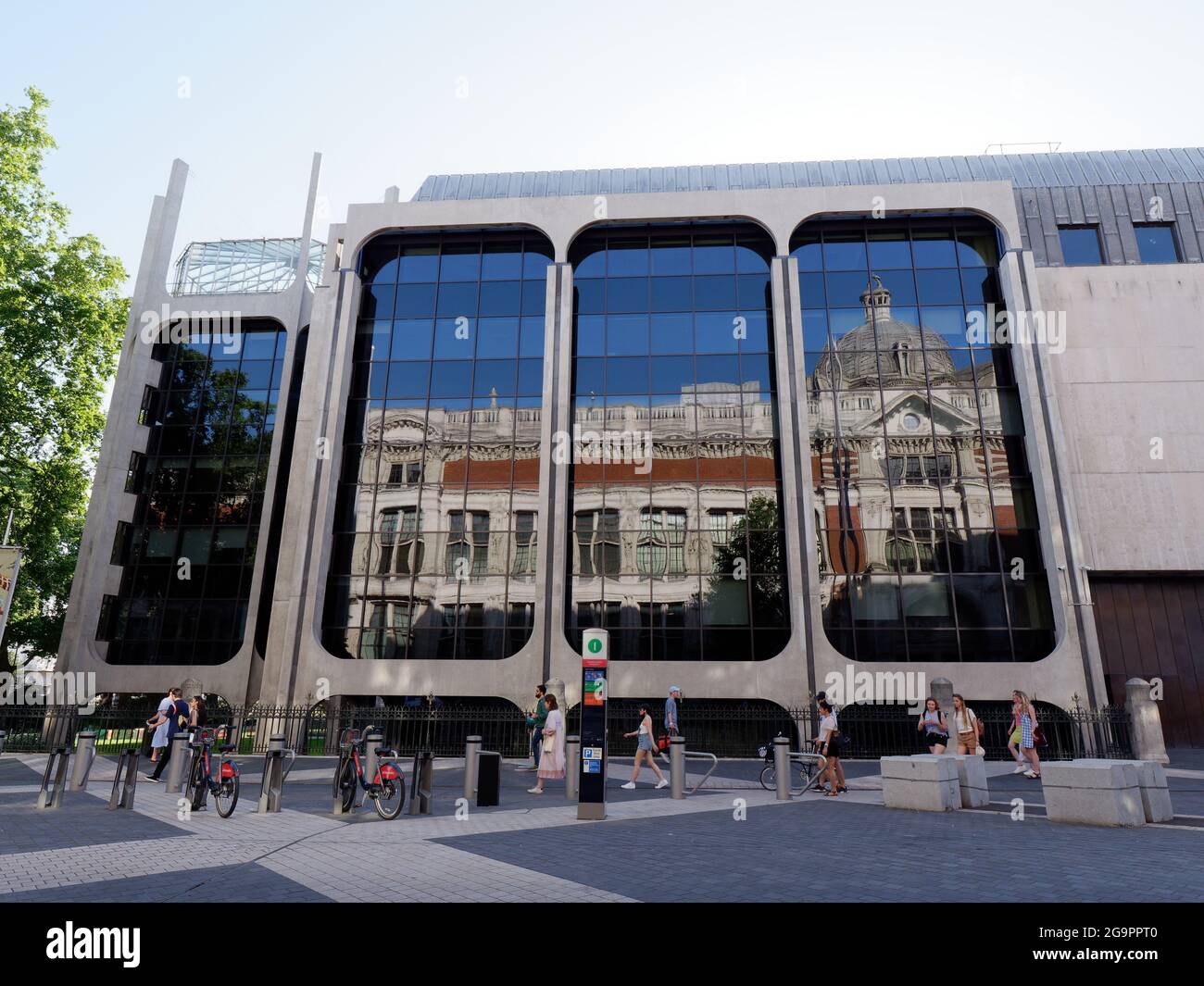 London, Greater London, England, Juli 17 2021: Das Victoria and Albert Museum spiegelt sich in einem Gebäude an der Exhibition Road wider. Stockfoto