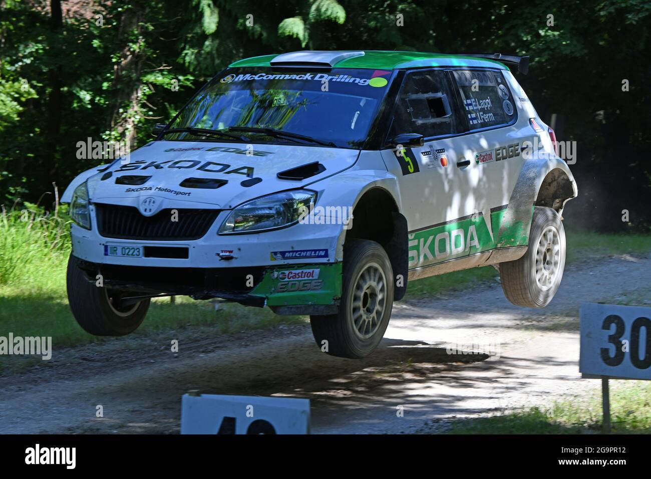 Barney Mitchell, Martin McCormack, Caroline McCormack, Skoda Fabia S2000, Contemporary Rally Cars, Flying Finn, Rally Jump, Forest Rally Stage, Th Stockfoto