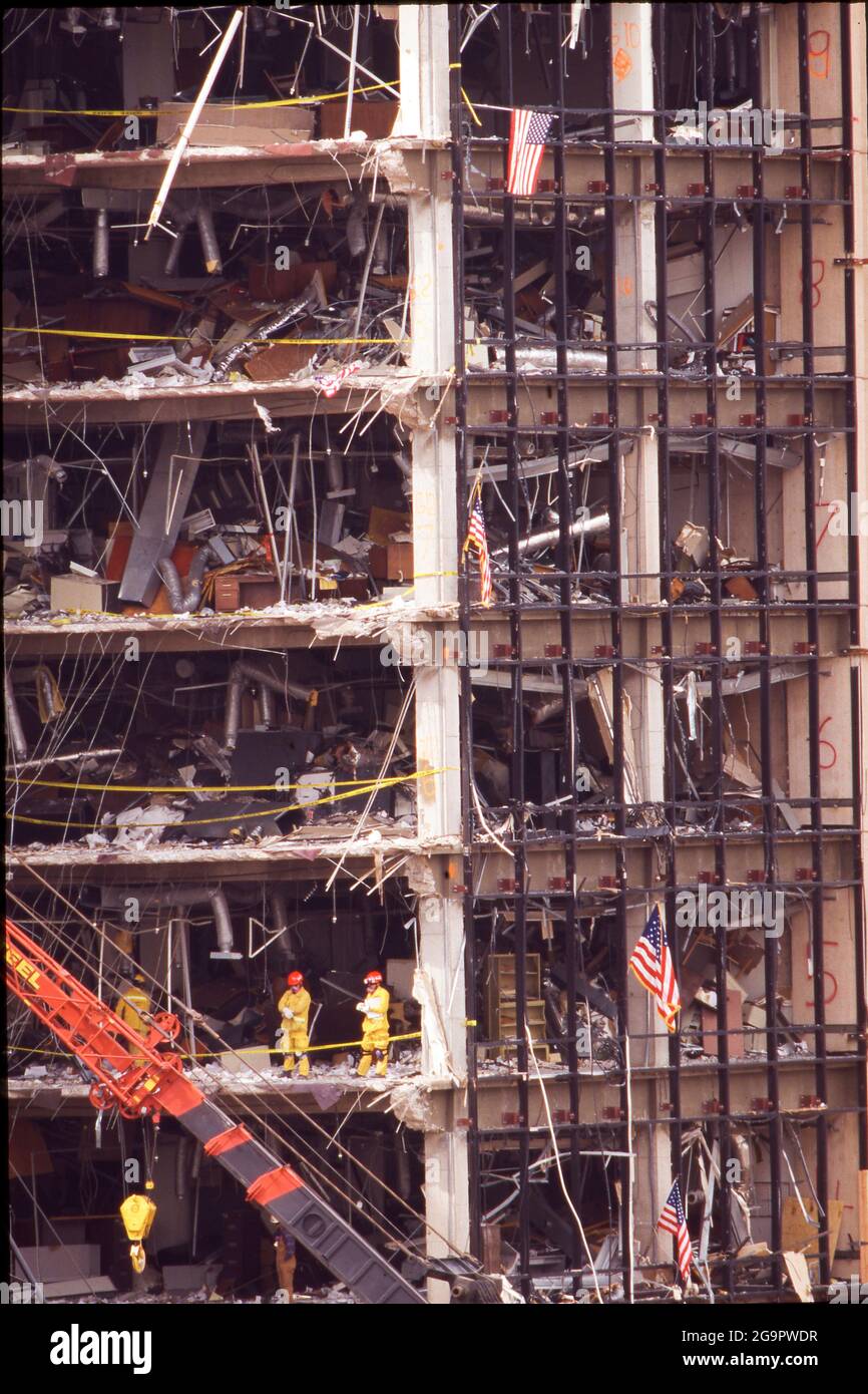 Terrorismus und Katastrophen: ©1995 nach dem Bombenanschlag von Oklahoma City auf das Murrah Federal Building am 19. April 1995, 9:02AM, bei dem 168 Menschen getötet und fast 700 Menschen verletzt wurden. Stockfoto